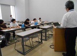 写真：大学の講義を受けている様子