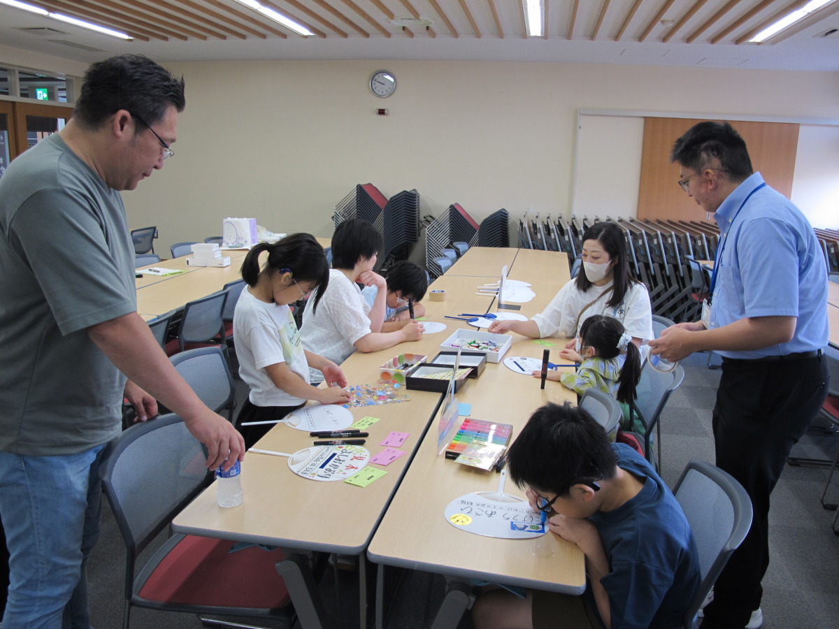 交流会のレクリエーション「うちわづくり」の様子