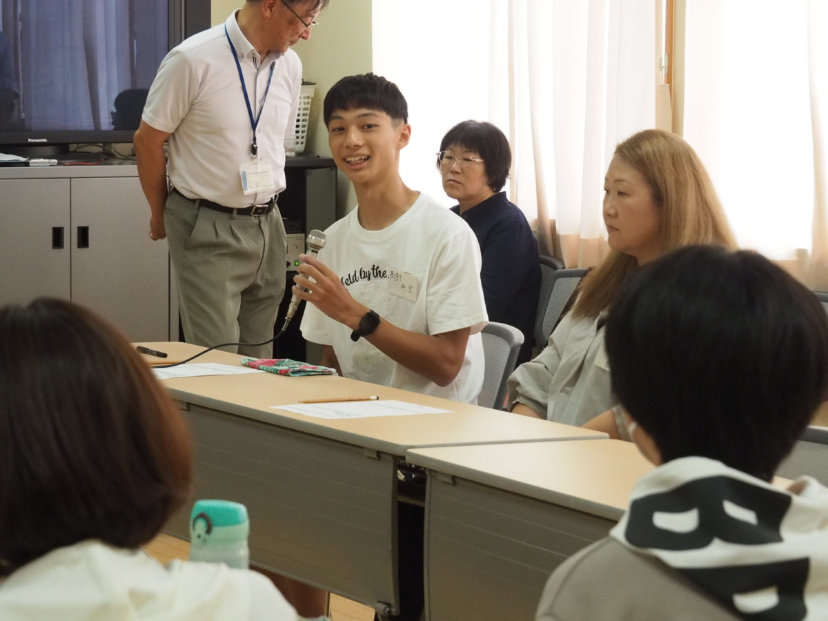 一側性難聴の集いの座談会の様子。