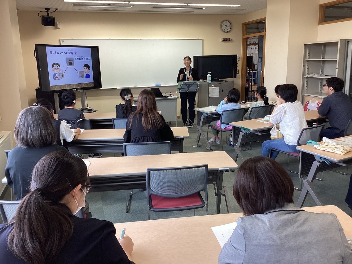 学部の生活や学習の説明を聞いている様子