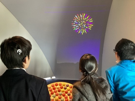 写真：中学部校外学習「はなび・アム」