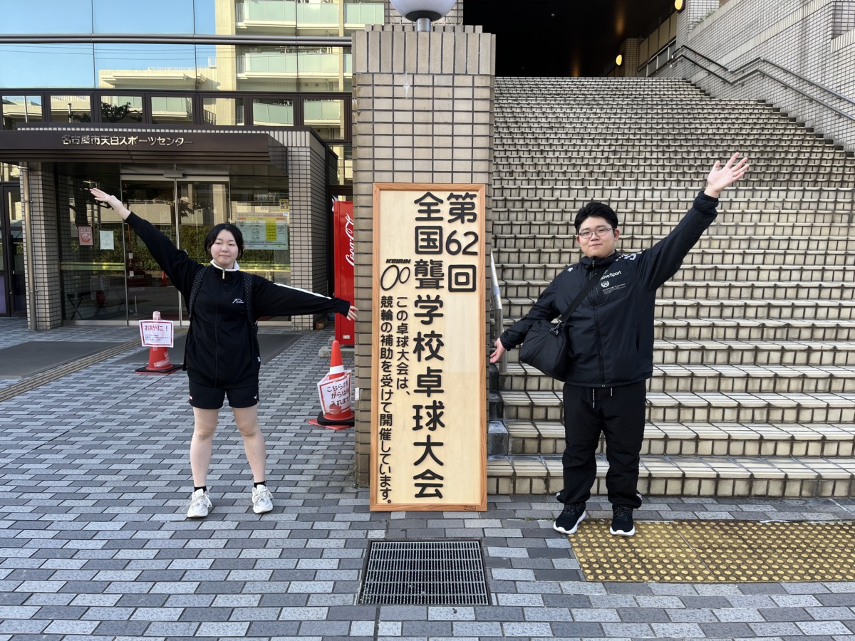 大会会場入り口での記念写真