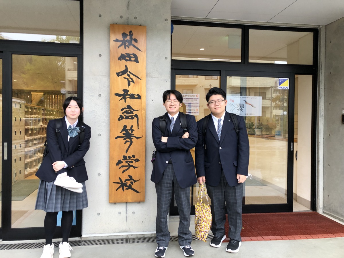 写真：令和高校玄関での記念写真