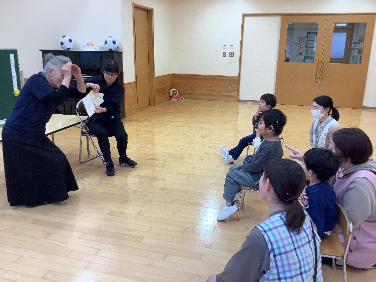 写真：幼稚部おはなし会1