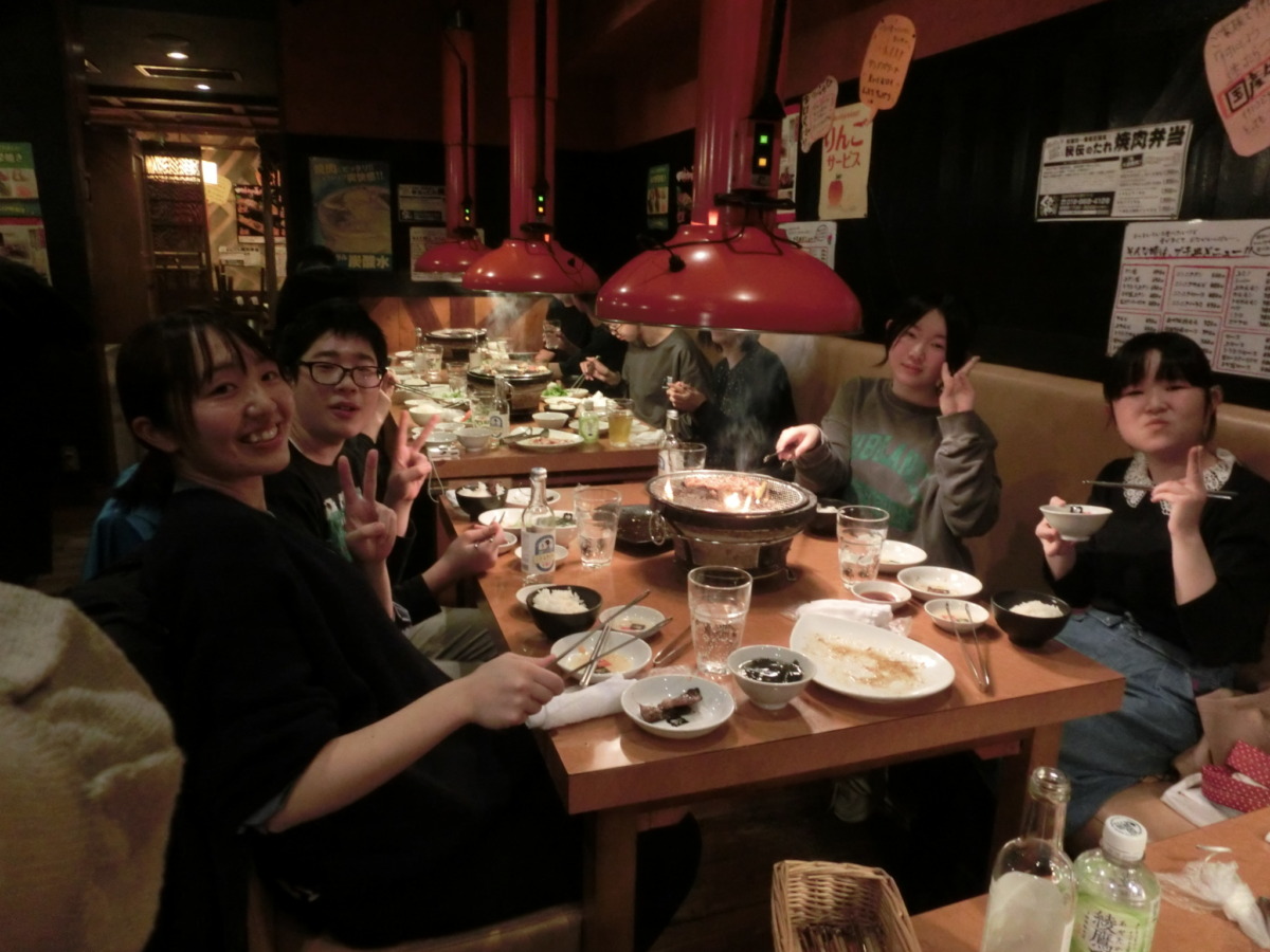 楽しい食事の様子