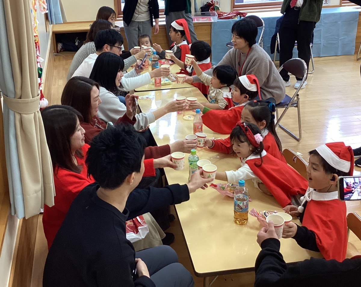 ジュースで乾杯している様子