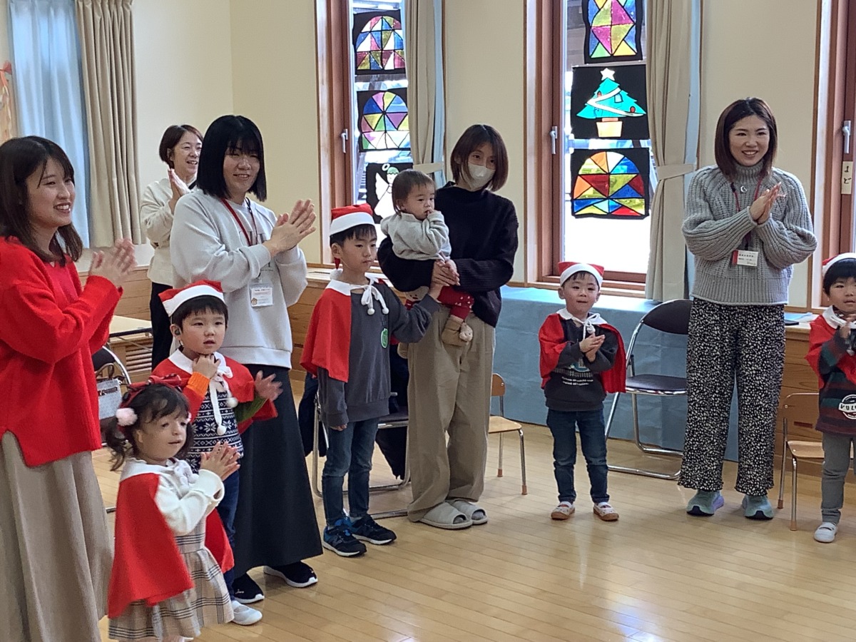 みんなで歌を歌っている様子