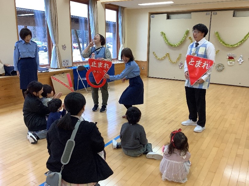 止まれの標識のお話の場面