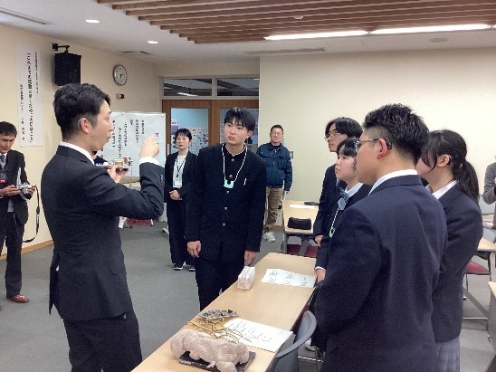 本校生徒が講師に質問している様子