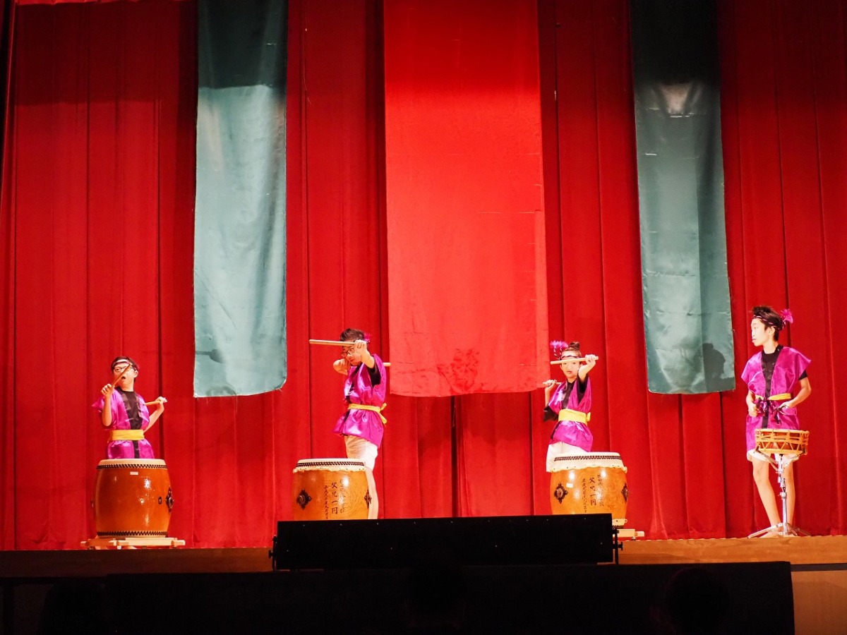 中学部の太鼓演奏の写真