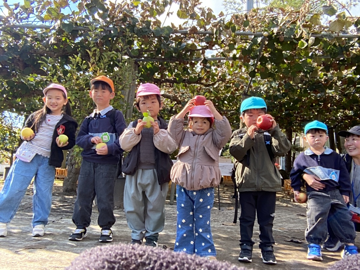 リンゴの木の前で記念写真