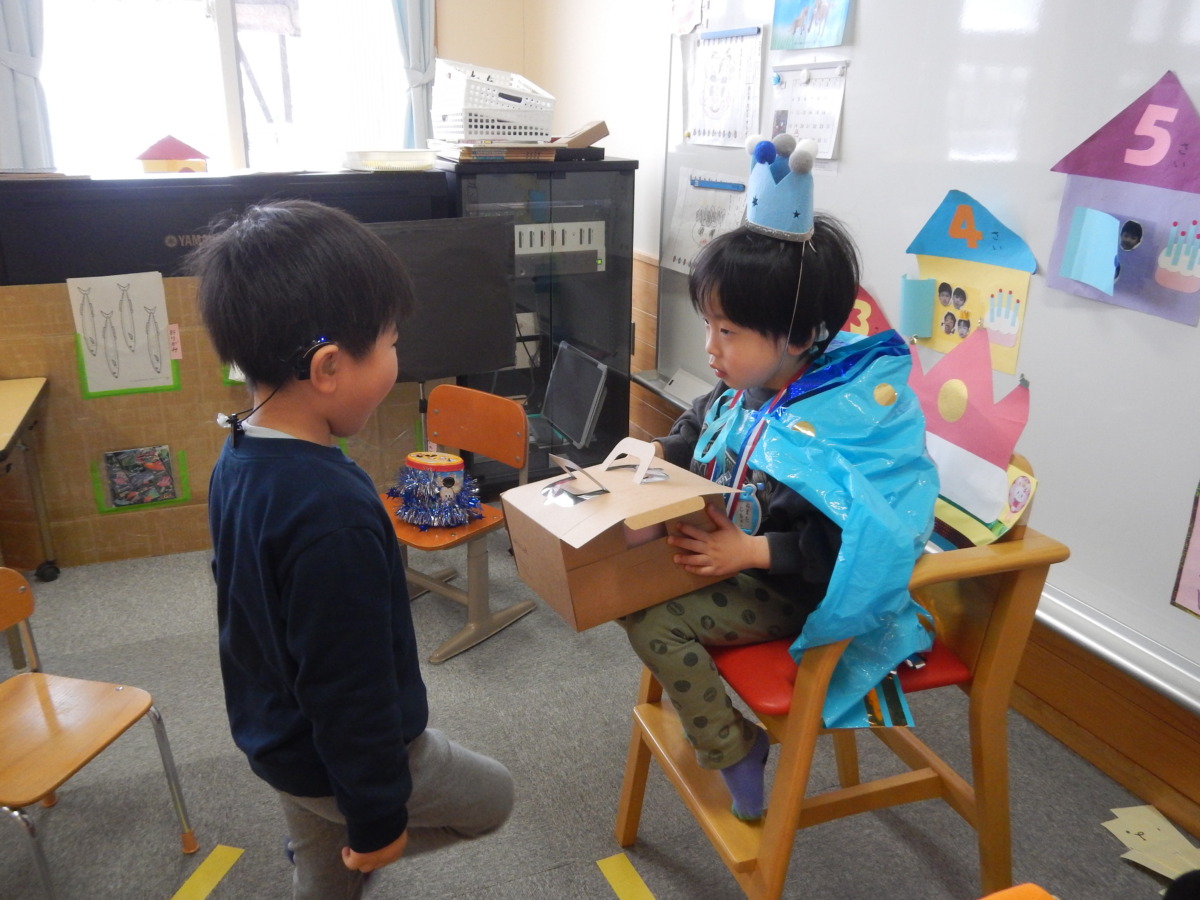 友達から誕生日プレゼントをもらっている様子の写真