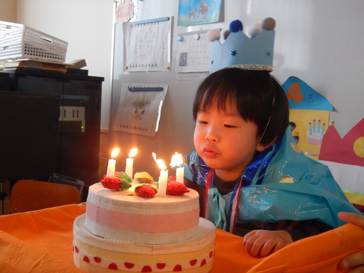 ろうそくの火を吹き消している場面の写真