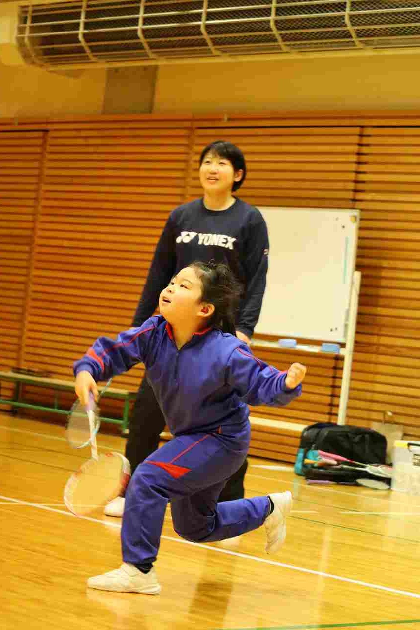 小学部児童がバドミントンをしている写真