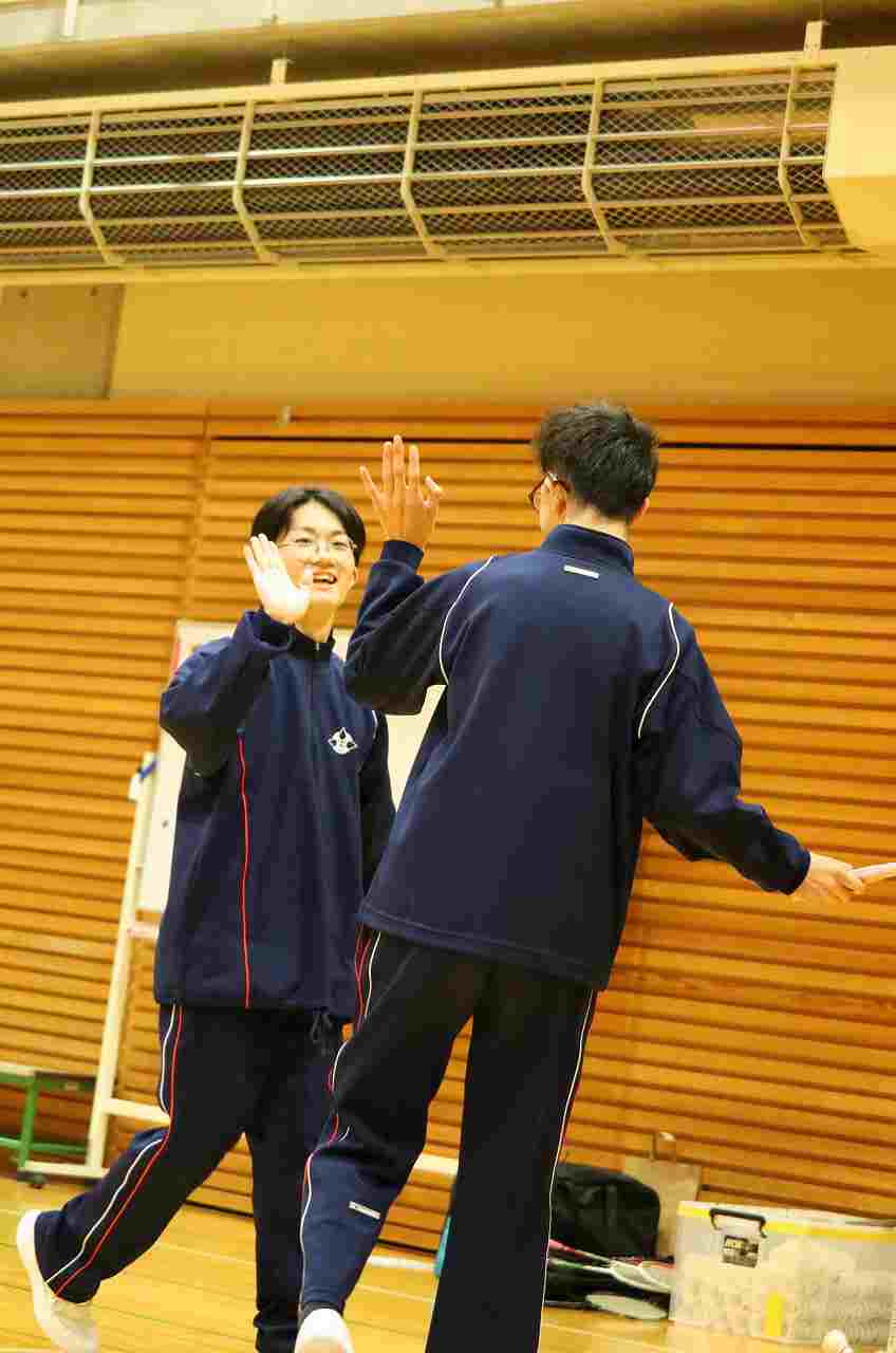 高等部生がハイタッチで喜んでいる様子の写真