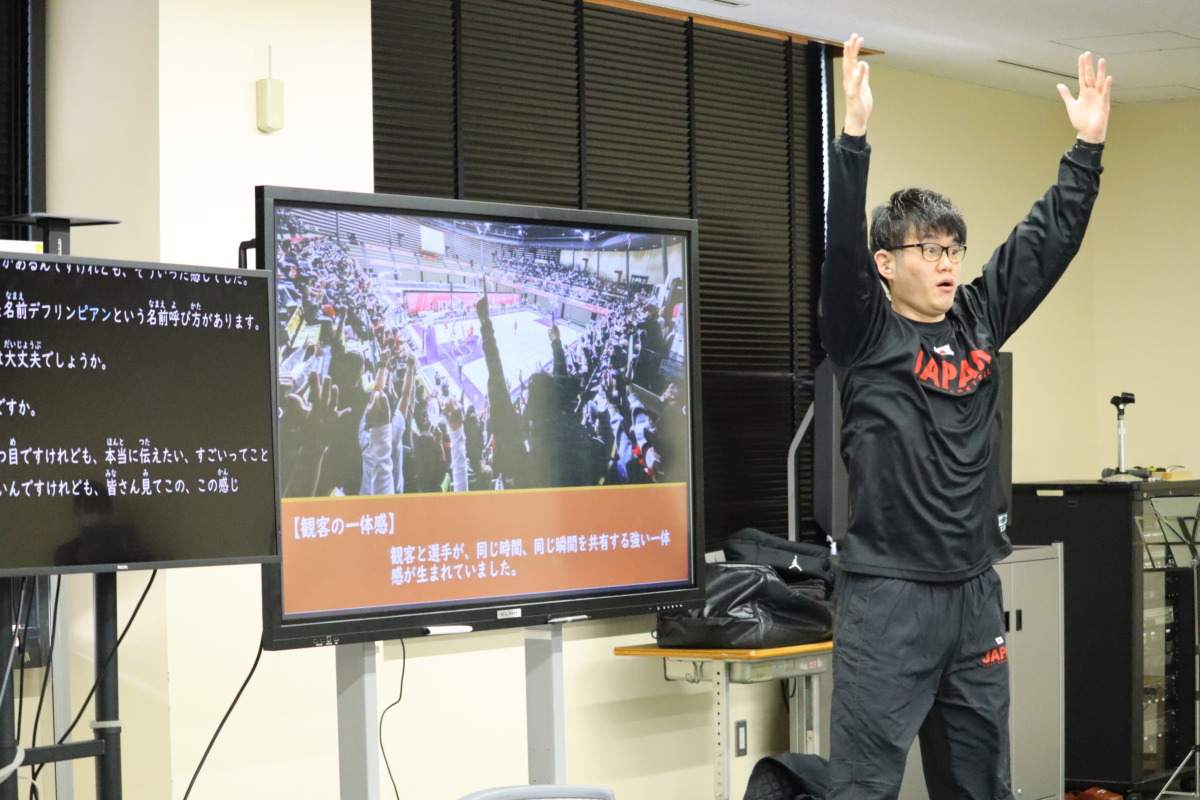 報告している石川さんの様子の写真