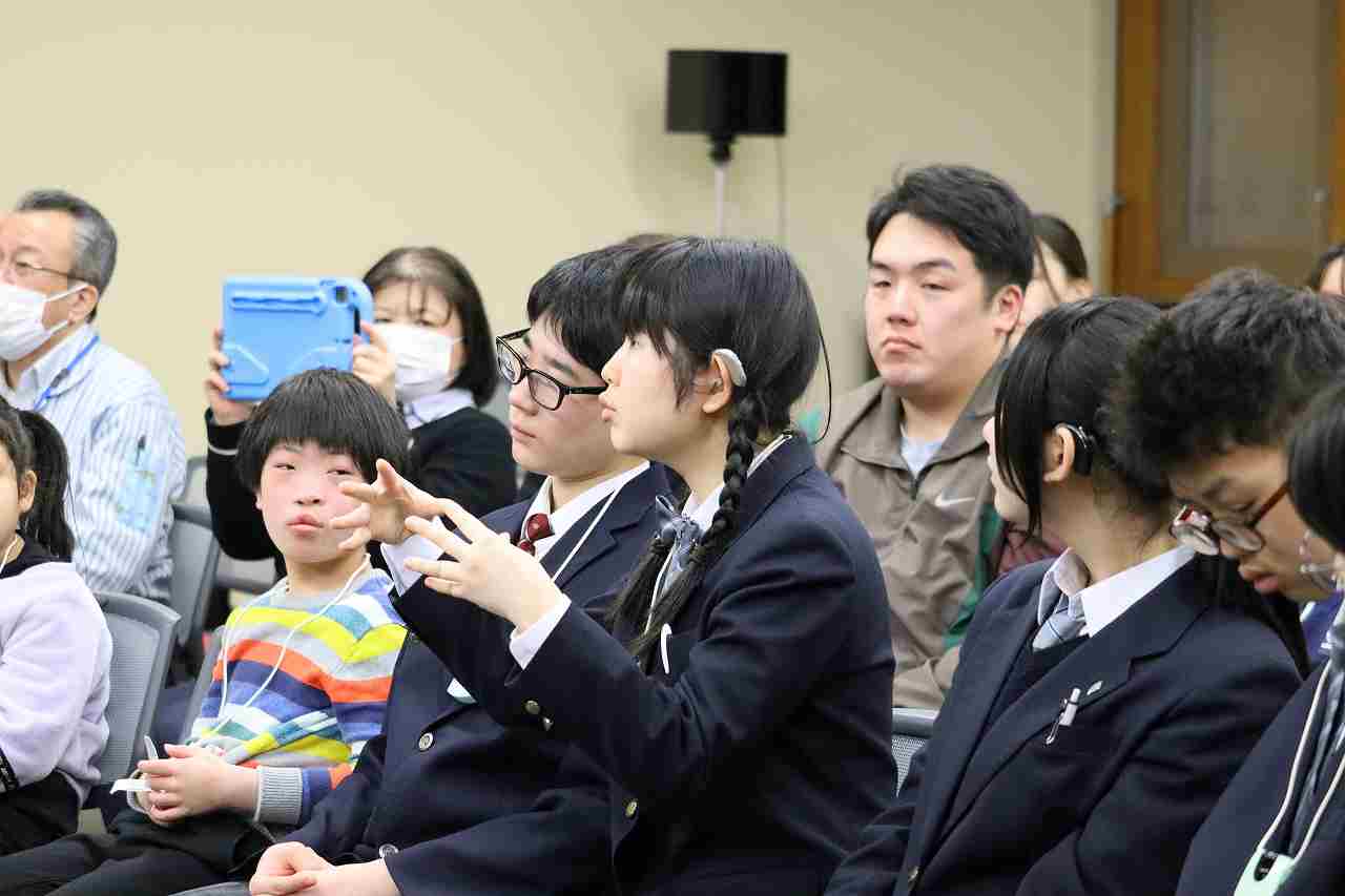 報告を聞く生徒の様子の写真