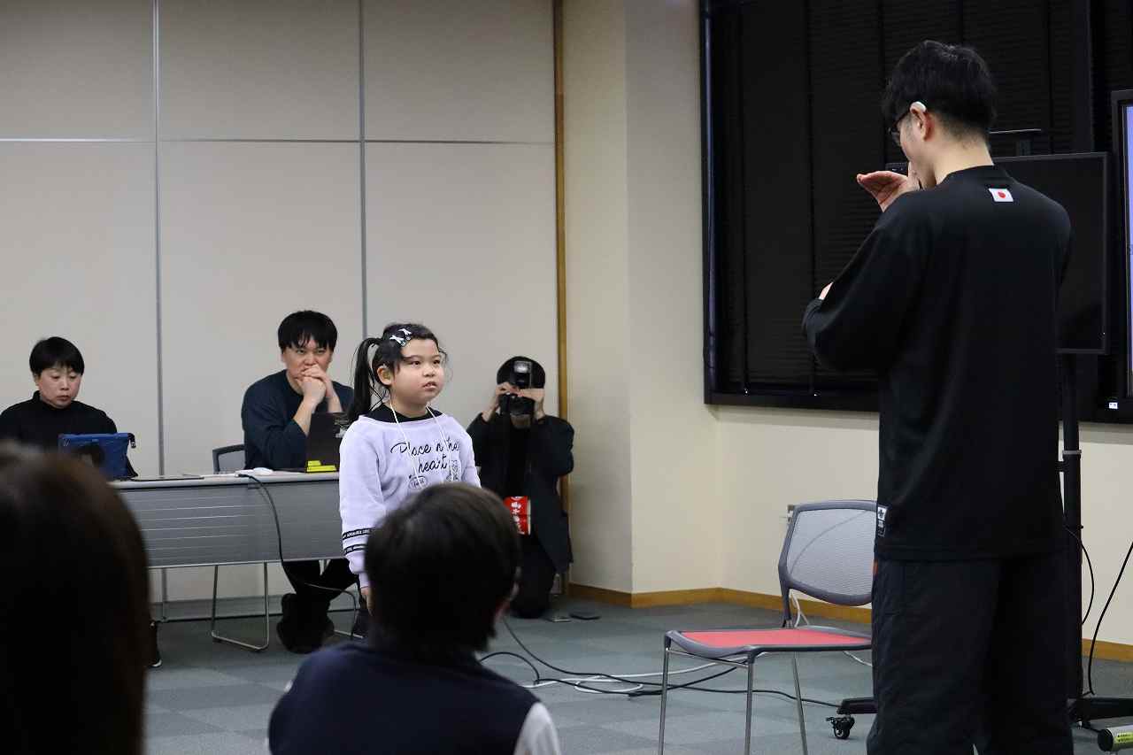 質問している児童の様子の写真