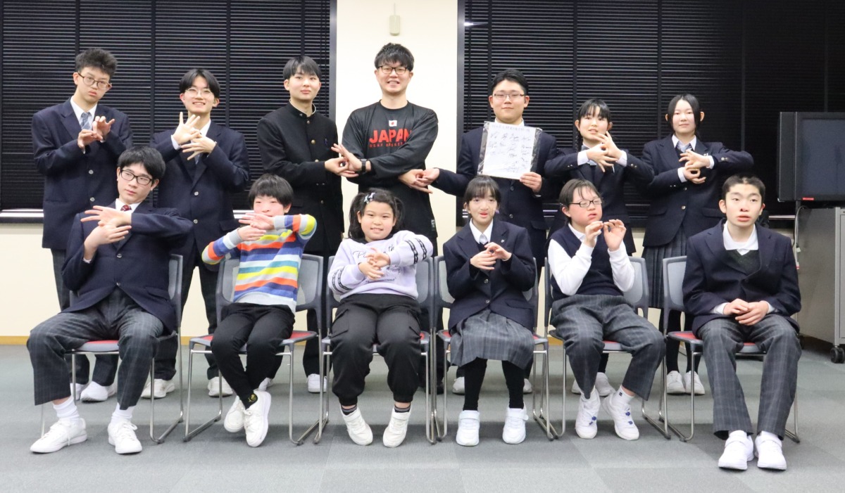 児童生徒と石川さんとの記念写真