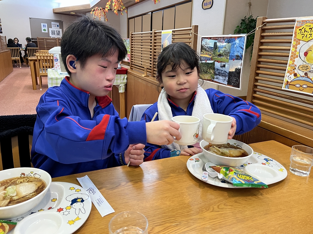 レストランでご飯を食べている様子