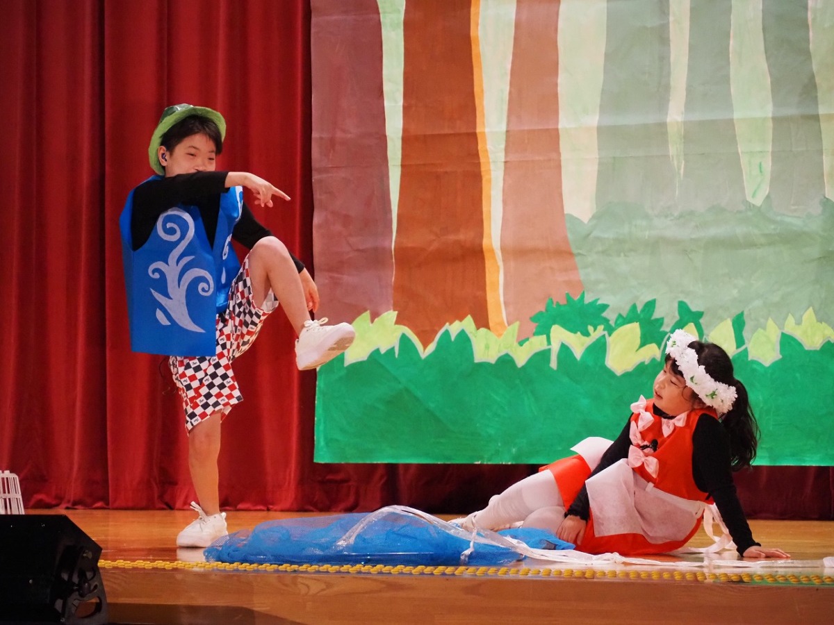 小学部の劇の写真