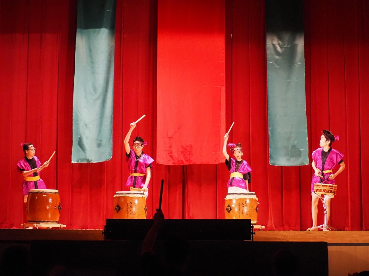 中学部の太鼓演奏の写真