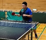 卓球の試合をしています。