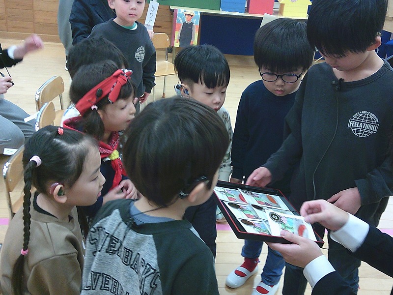 プレゼント交換の場面の写真