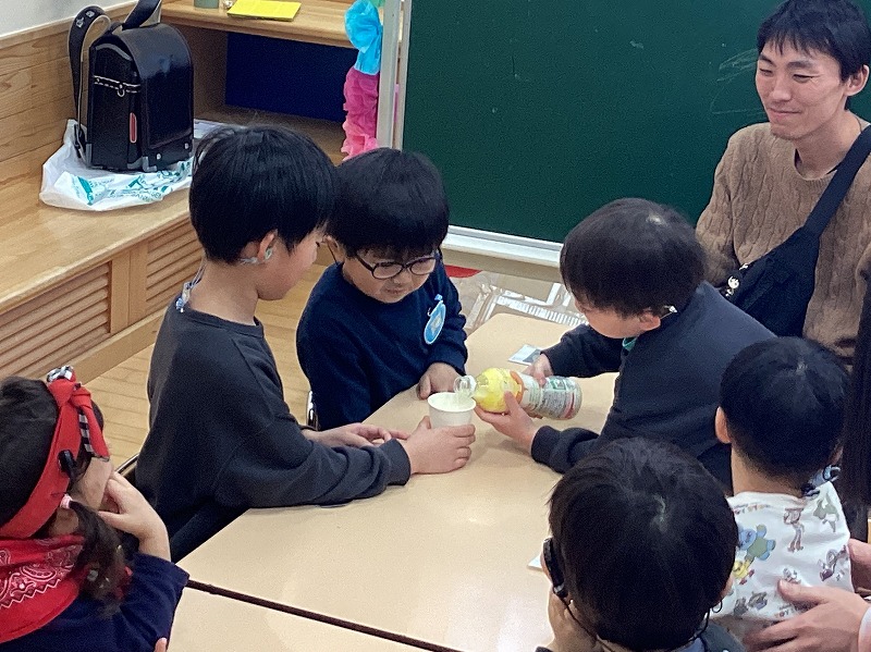 乾杯の場面の写真