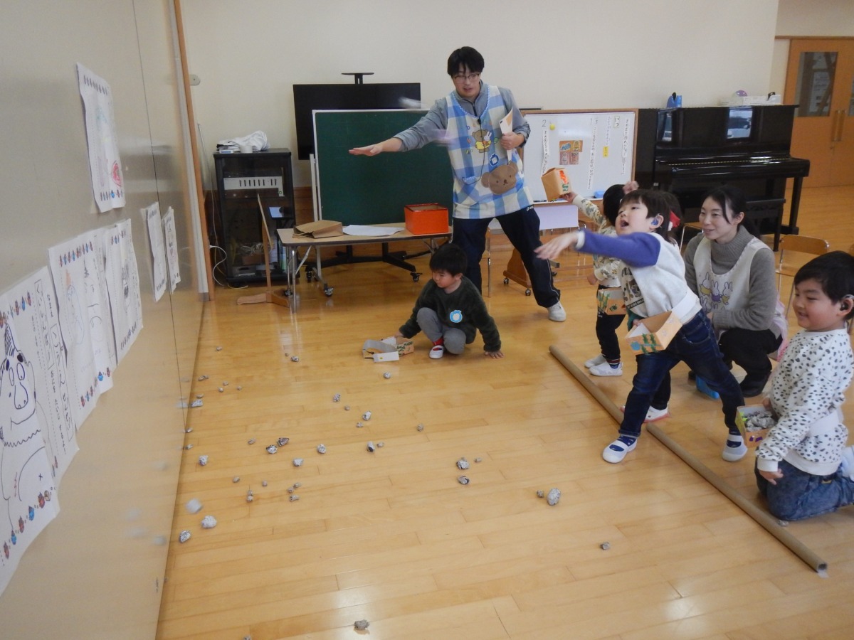 心の鬼の絵に豆をまいている写真