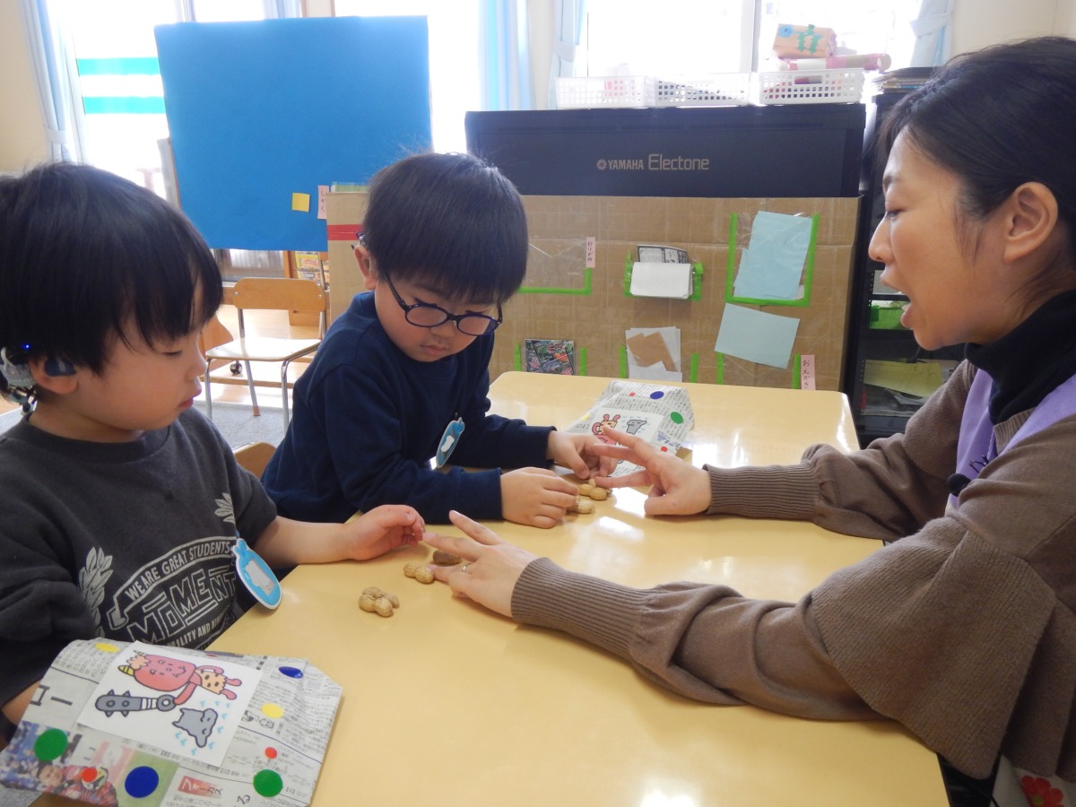 歳の数だけ豆を数えている写真