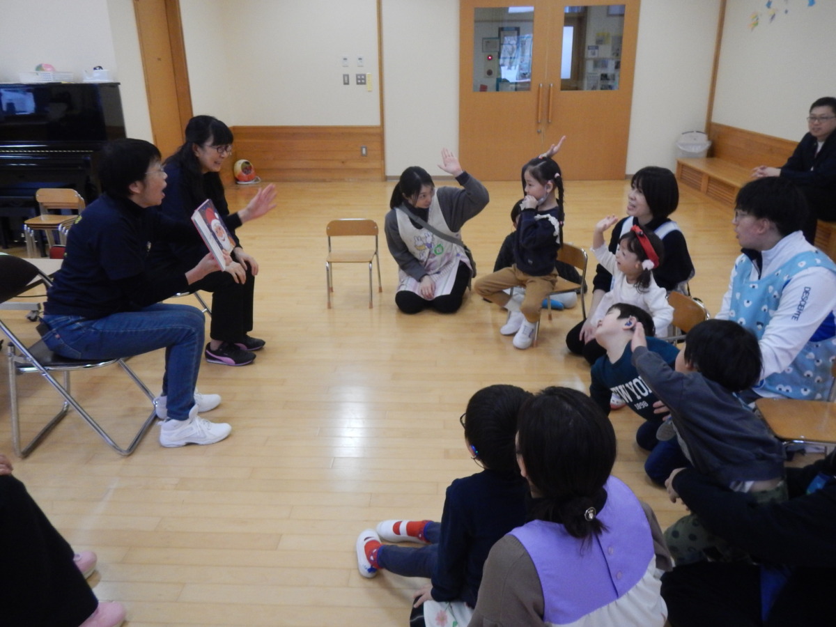 読み聞かせを聞いている様子の写真