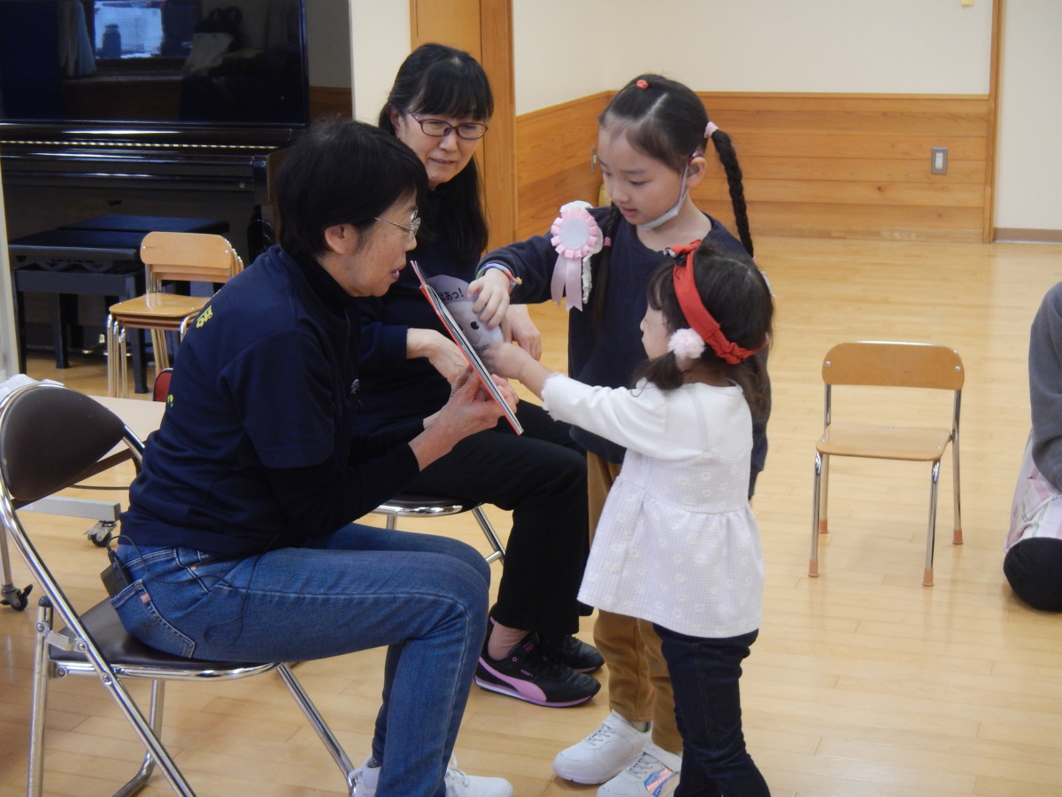年中児が絵本に触れている写真