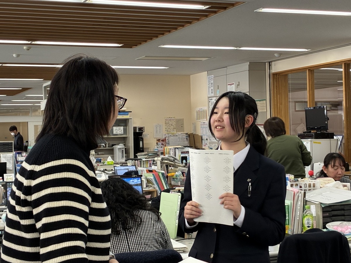 発音練習を言語聴覚士の先生にお願いしている写真です。