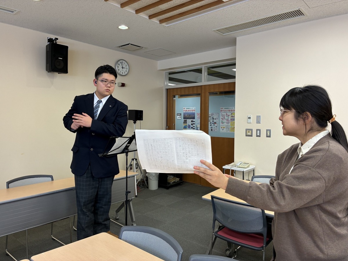 聴覚障害の先生から手話を学んでいる様子です。