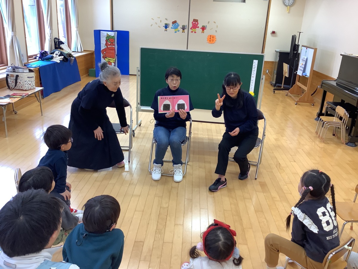 「おにぎりはぱく！」を読み聞かせている写真