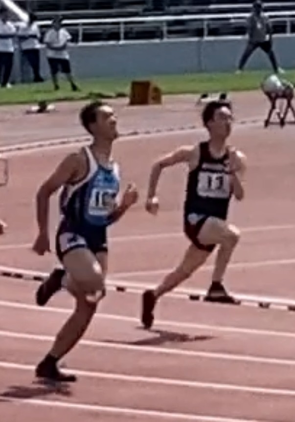 陸上４００ｍ走に出場している様子