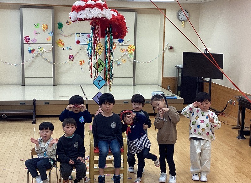 くす玉の下で、全員での記念写真