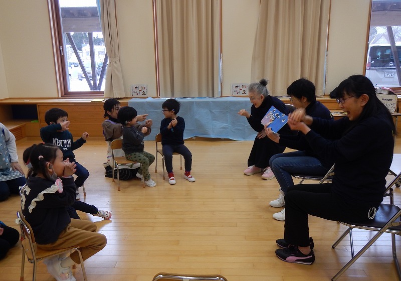 手遊びをしている様子の写真