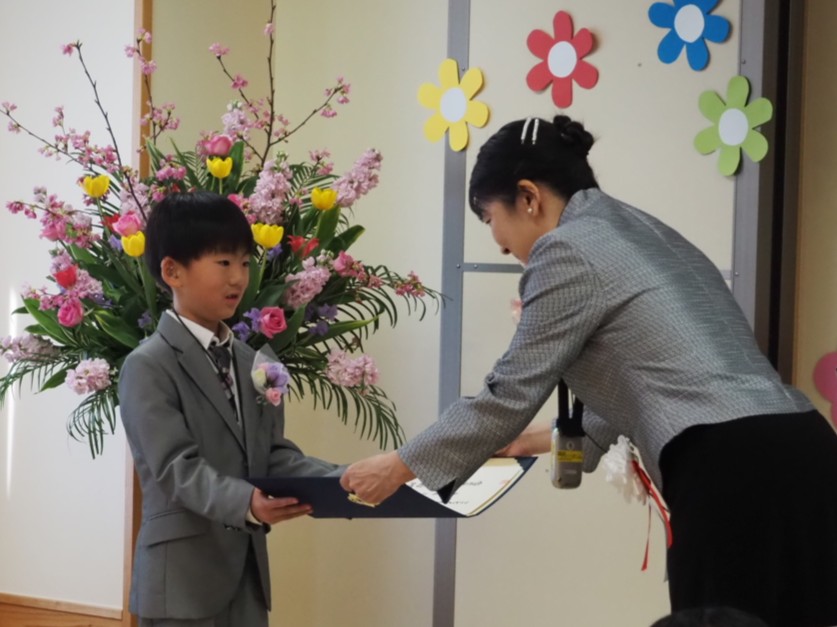 修了証書をもらっている写真