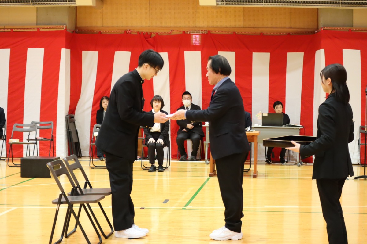 同窓会長から記念品を受け取る写真