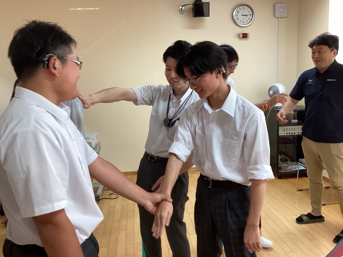 警察の方から護身術を教わっています