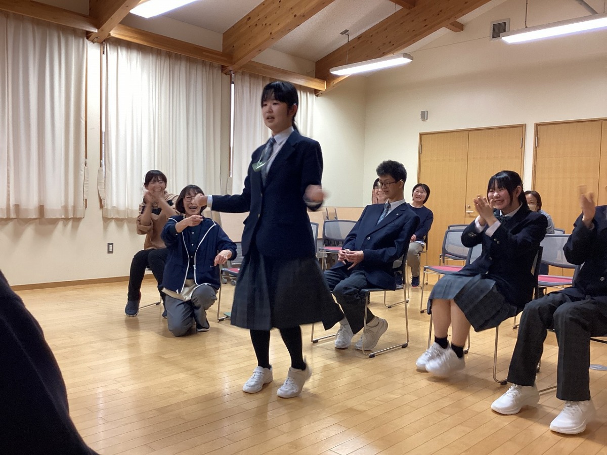 ジェスチュアゲームをしている様子