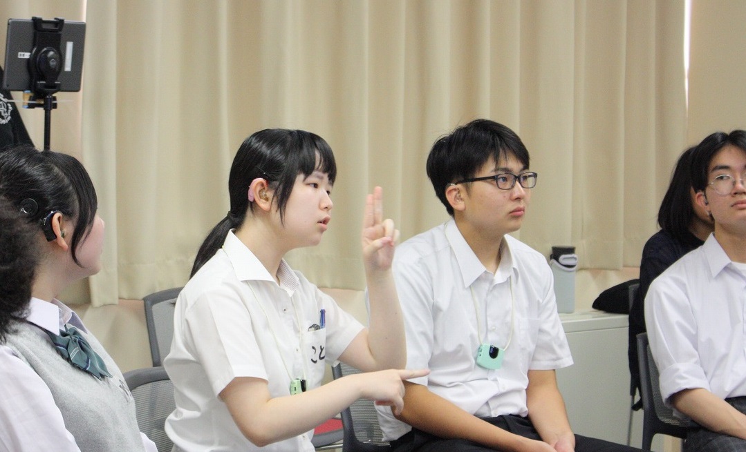 講師とやり取りする女子生徒の写真