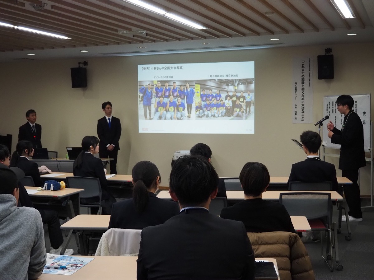 愛知県で働く先輩が話している写真