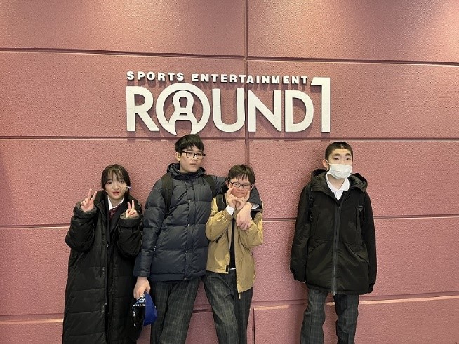 ラウンドワン前での記念写真