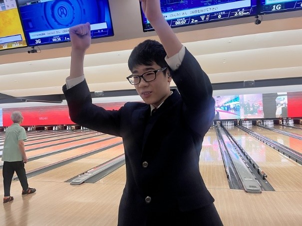 ボウリングをしている写真