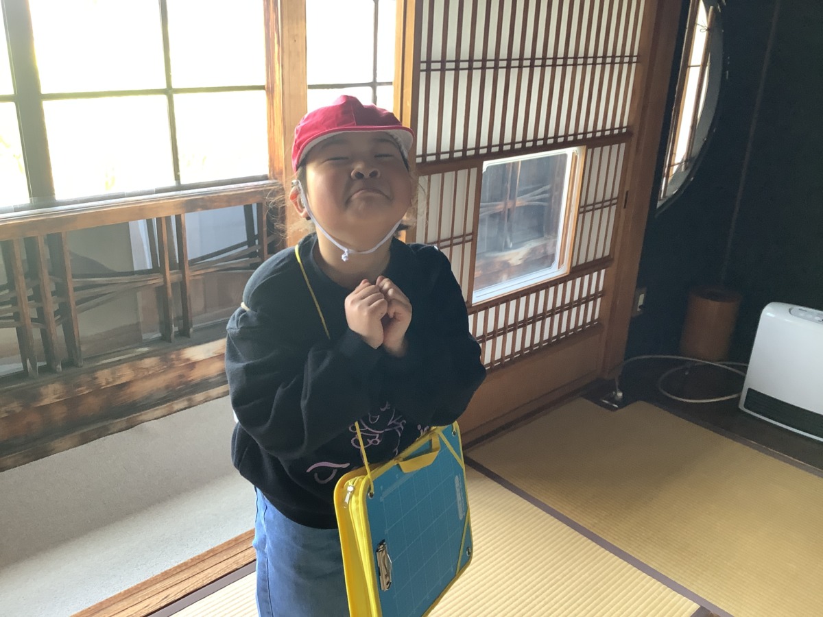 昭和館に入り、怖がっている写真