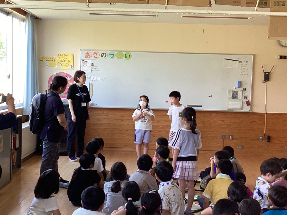 校内を案内している写真です。