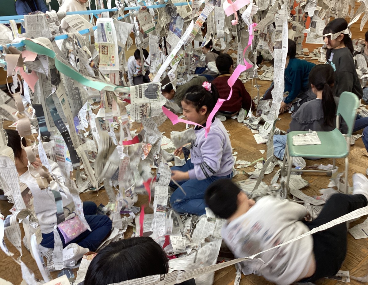 図工の学習で、新聞紙工作をダイナミックにしている写真です。